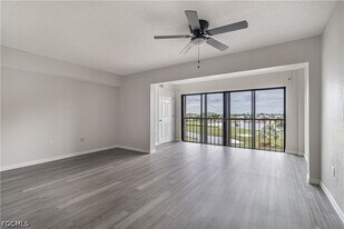7410 Lake Breeze Dr in Ft. Myers, FL - Building Photo