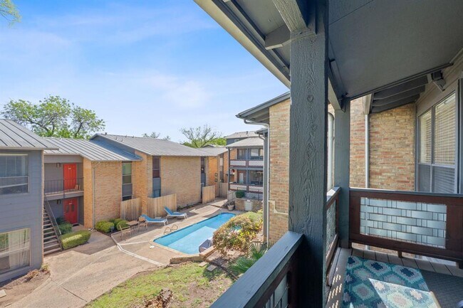 1101 Hollow Creek Dr in Austin, TX - Building Photo - Building Photo