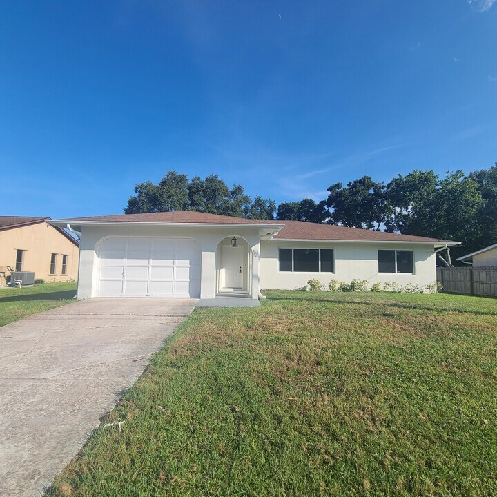 528 SE Greenway Terrace in Port St. Lucie, FL - Building Photo