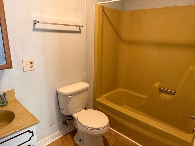 1088 Dover, 302 in Epsom, NH - Building Photo - Building Photo