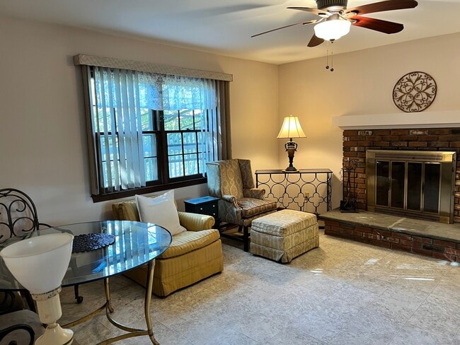 4 Santa Ln in New Milford, CT - Building Photo - Building Photo