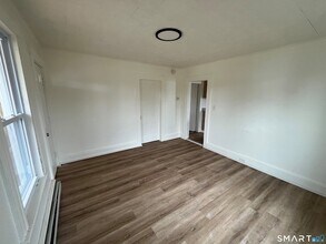 11 Roosevelt Ave in Plymouth, CT - Foto de edificio - Building Photo