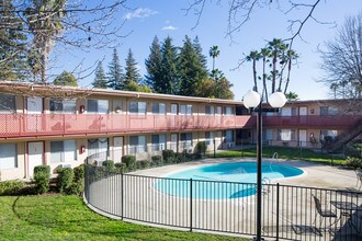 Greenhaven in Sacramento, CA - Foto de edificio - Building Photo