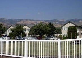 210-220 Suncrest Rd in Talent, OR - Building Photo