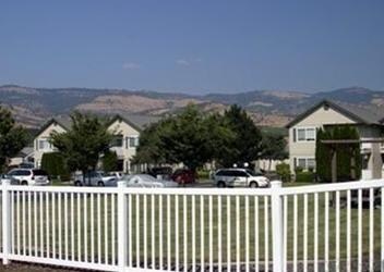 210-220 Suncrest Rd in Talent, OR - Foto de edificio