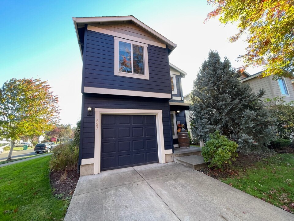 527 Whitney Dr in Newberg, OR - Building Photo