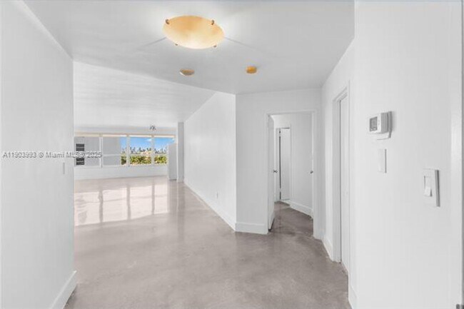 4925 Collins Ave in Miami Beach, FL - Building Photo - Building Photo