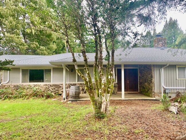 41801 Road 16 in Little River, CA - Foto de edificio - Building Photo