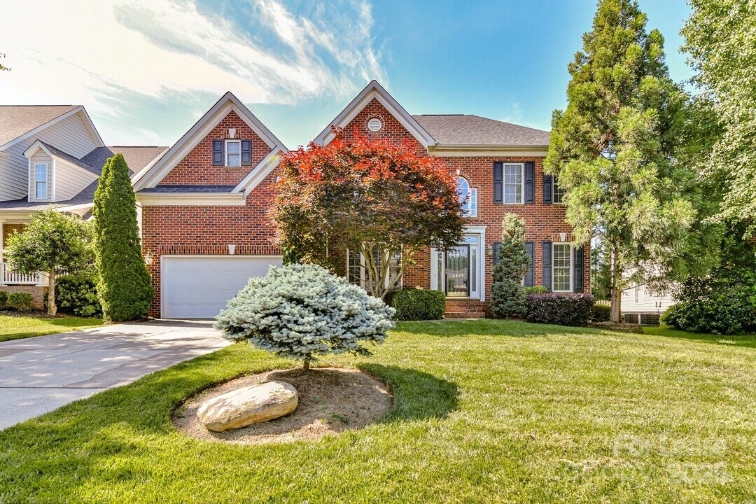 16829 Hampton Trace Rd in Huntersville, NC - Foto de edificio