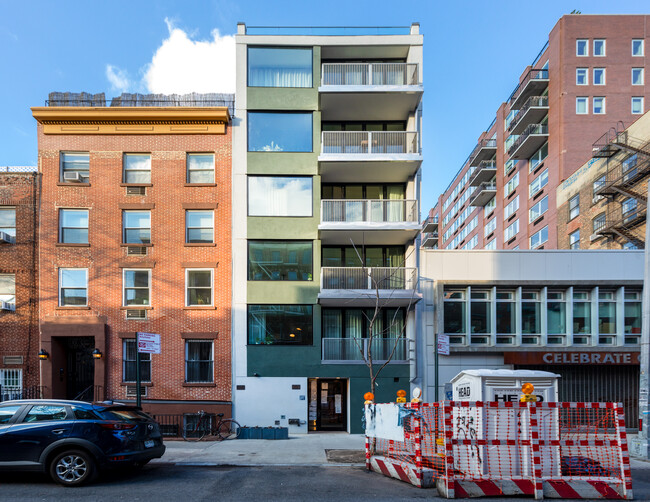 277 E 7th St in New York, NY - Building Photo - Building Photo