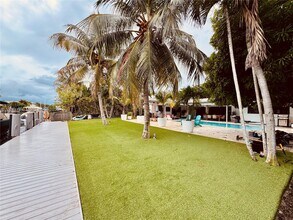 2305 Magnolia Dr in North Miami, FL - Foto de edificio - Building Photo