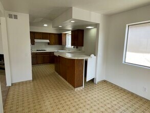 324 E Balboa Blvd, Unit B in Newport Beach, CA - Building Photo - Building Photo