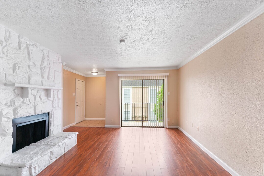 6819 Cook Rd in Houston, TX - Building Photo
