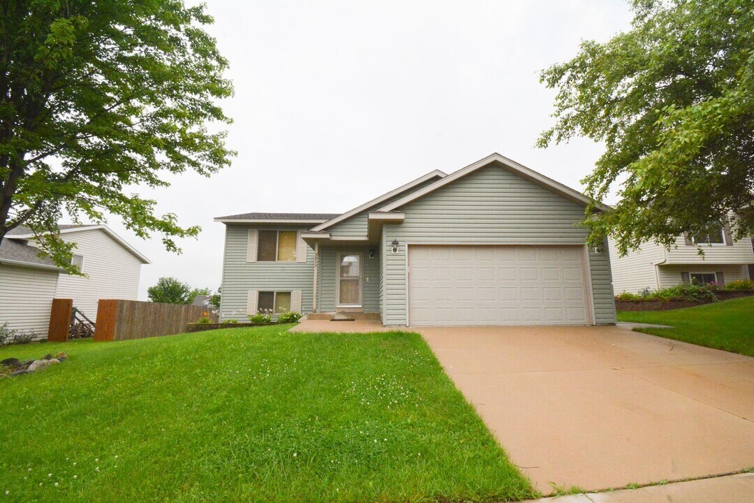 5933 Crown Ln NW in Rochester, MN - Building Photo