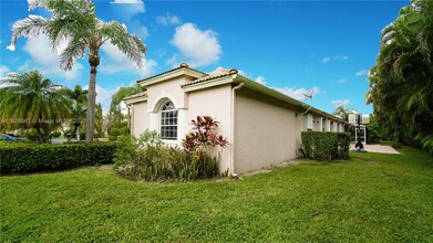 9025 Long Lake Palm Dr in Boca Raton, FL - Building Photo - Building Photo