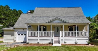 1095 Burnside Rd in Manteo, NC - Building Photo