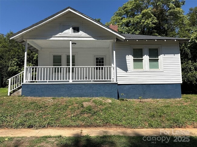 property at 906 W 5th Ave