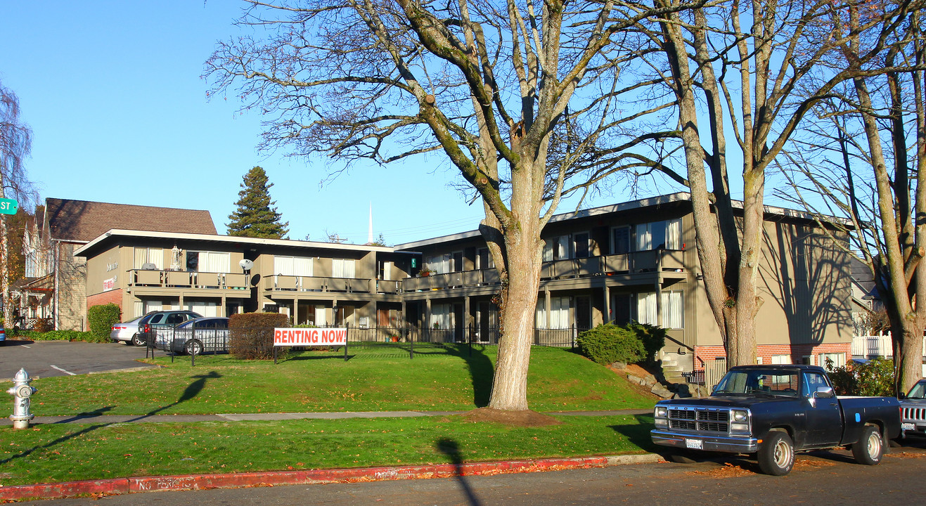 Debonaire Apartments in Tacoma, WA - Building Photo