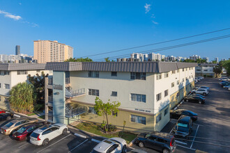 Paradise By The Sea in Hallandale Beach, FL - Foto de edificio - Building Photo