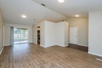 4551 Oak River Cir in Valrico, FL - Building Photo - Building Photo