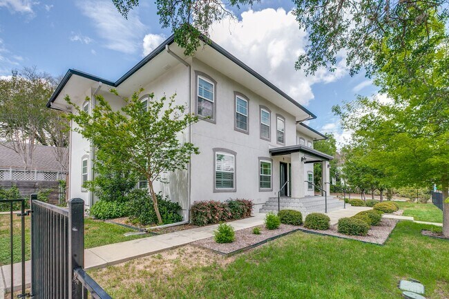 488 E Olmos Dr in San Antonio, TX - Building Photo - Building Photo