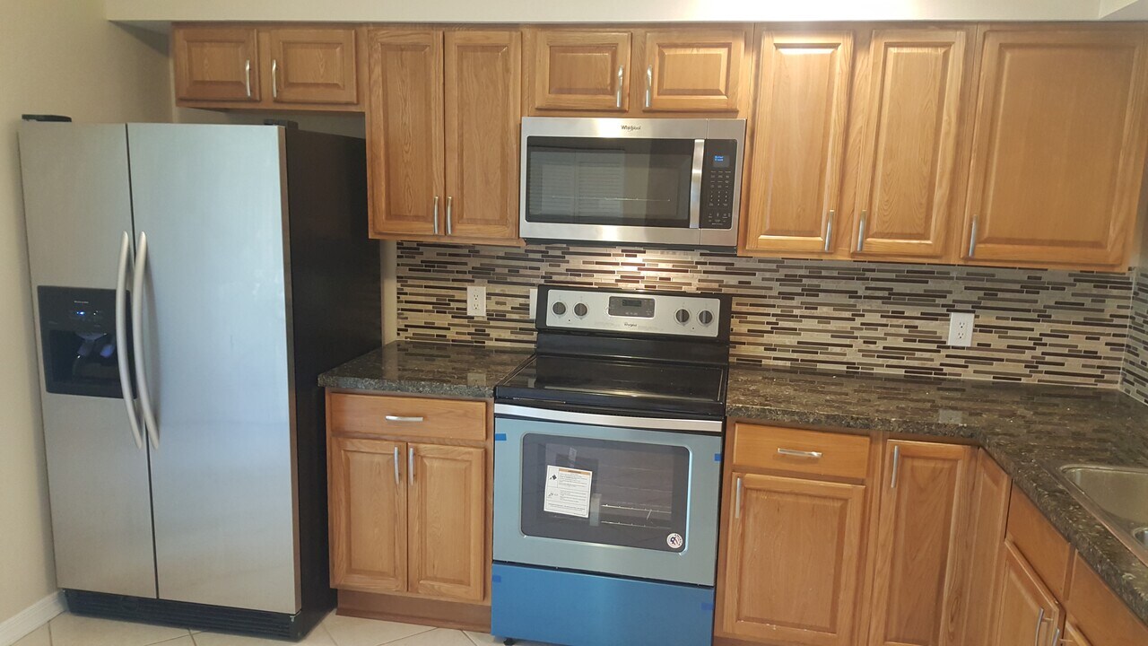 9825 NW 56th Pl in Coral Springs, FL - Building Photo