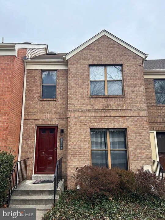 5141 King Charles Way in Bethesda, MD - Building Photo