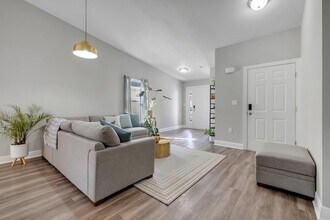 1069 Lacey Ln in Tallahassee, FL - Foto de edificio - Building Photo