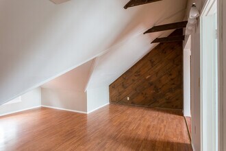 2050 Eastern Pkwy in Louisville, KY - Building Photo - Building Photo