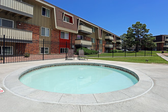 The Park at Whispering Pines in Colorado Springs, CO - Foto de edificio - Building Photo