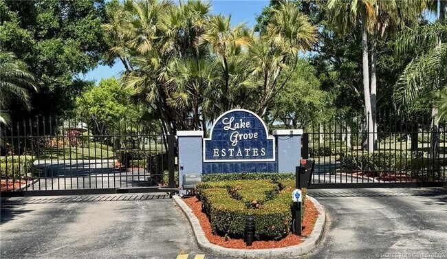 4881 SW Lake Grove Cir in Palm City, FL - Building Photo - Building Photo