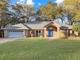 404 Buxton Way in Gonzalez, FL - Building Photo