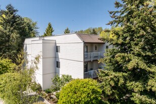 12890 17 Ave in White Rock, BC - Building Photo