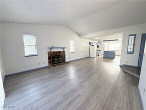 5876 Filmore Ave in Las Vegas, NV - Foto de edificio - Building Photo