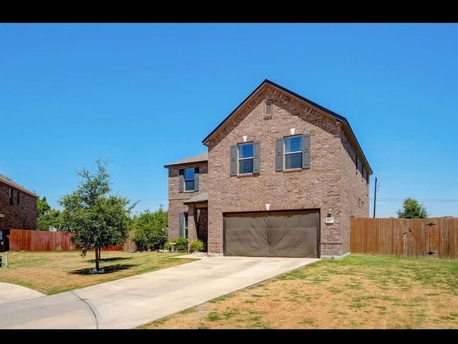 1040 Estes Park in Taylor, TX - Building Photo - Building Photo