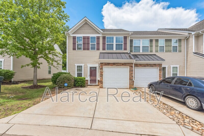 2455 Silverthorn Dr in Charlotte, NC - Building Photo