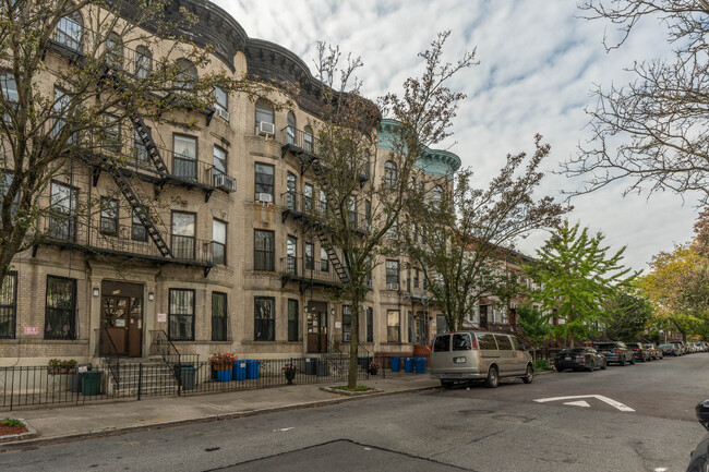 472 Bainbridge St in Brooklyn, NY - Foto de edificio - Building Photo