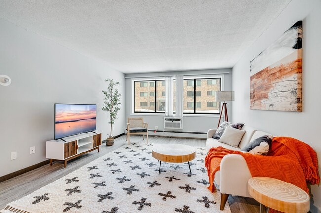 Fine Living at Aquila Park & Royal Park in St. Louis Park, MN - Foto de edificio - Building Photo