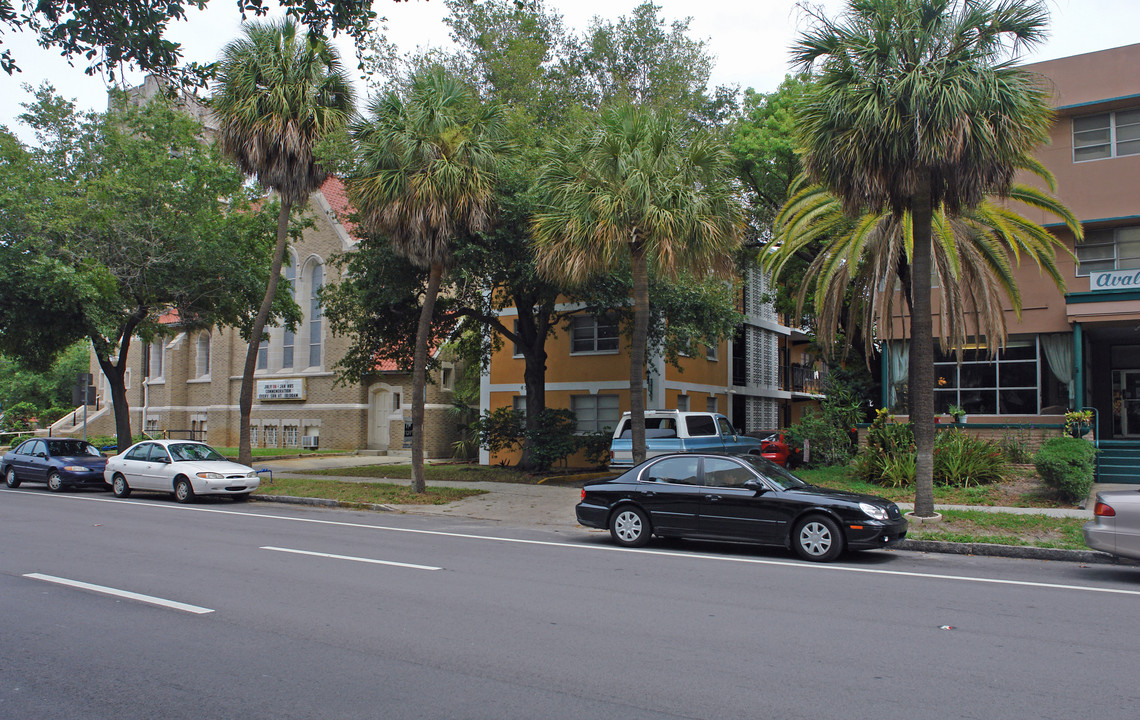 Casa Las Brisas in St. Petersburg, FL - Building Photo