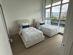 3389 Lakeshore Rd in Kelowna, BC - Building Photo - Building Photo