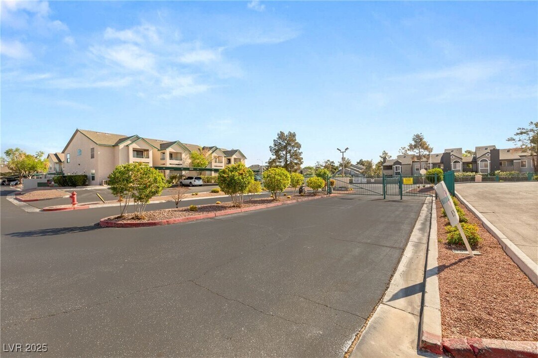 5211 S Lindell Rd in Las Vegas, NV - Foto de edificio