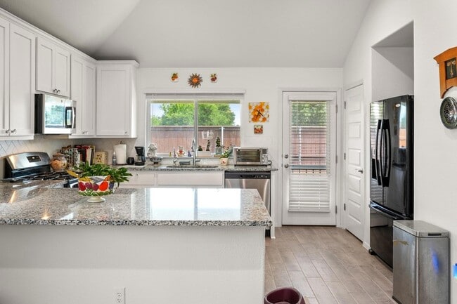 128 Riverhill Dr in Andice, TX - Foto de edificio - Building Photo