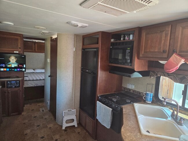 19188 Glendale Ave, Unit 29ft trailer in Hesperia, CA - Foto de edificio - Building Photo