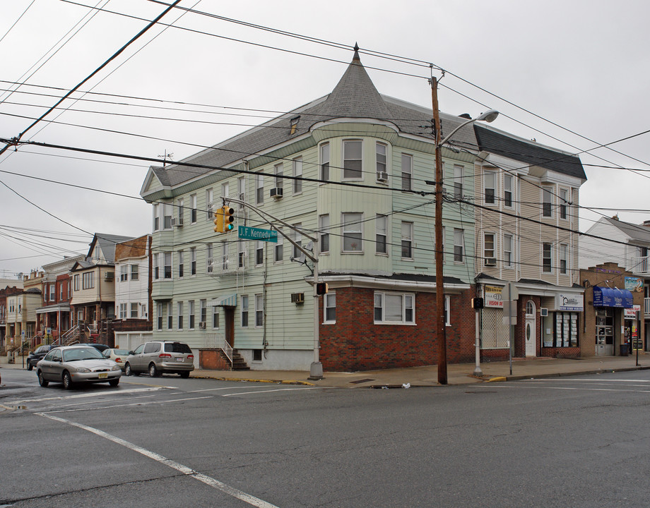 675 Kennedy Blvd in Bayonne, NJ - Building Photo