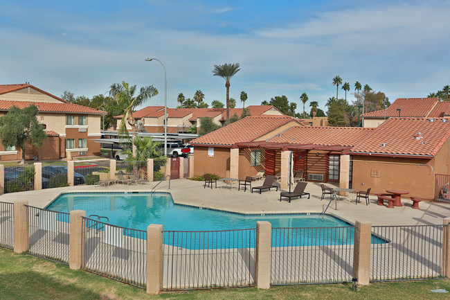 Fountain Oaks in Phoenix, AZ - Building Photo - Building Photo