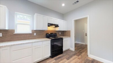 106 E Oak St in Whitewright, TX - Building Photo - Building Photo
