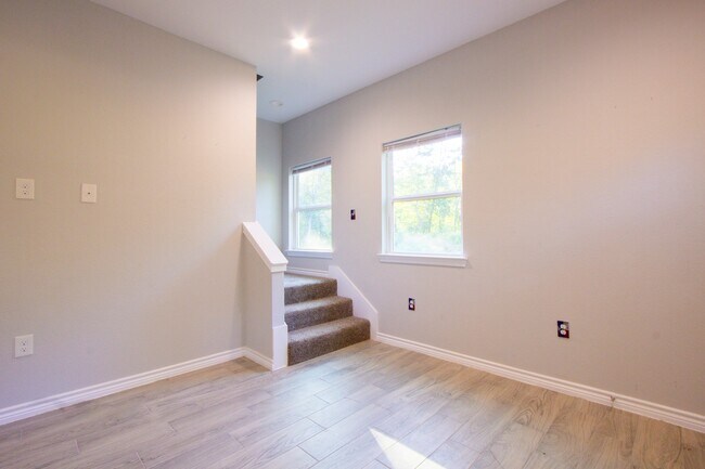 15629 Holly Dr in Montgomery, TX - Foto de edificio - Building Photo