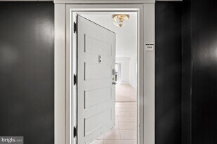 307 Yoakum Pkwy in Alexandria, VA - Building Photo