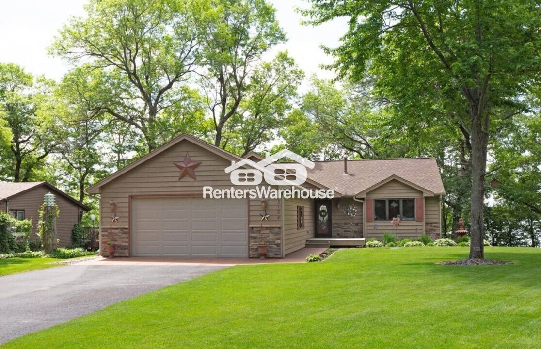23154 E Martin Lake Dr NE in Stacy, MN - Building Photo