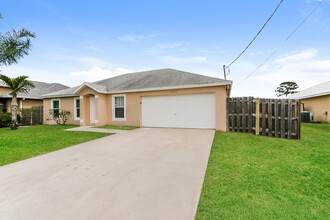 2025 SE Mantua St in Port St. Lucie, FL - Foto de edificio - Building Photo